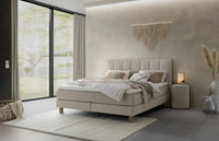 Liva Boxspringbett in Hellgrau mit gestepptes Kopfteil – Schlafzimmer-Ambiente – Betten Deluxe