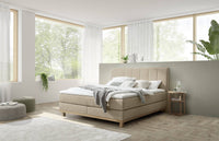 Bria Boxspringbett in Beige mit gestepptes Kopfteil – Schlafzimmer-Ambiente – Betten Deluxe