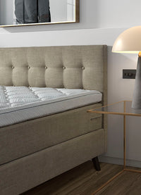 Boxspringbett Van Gogh – Knopf-Steppung, Webstoff Beige-Taupe – Kopfteil-Nahaufnahme | Betten Deluxe