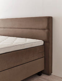 Boxspringbett Picasso – doppelte Steppung, Kunstleder Dunkelbraun – Kopfteil-Nahaufnahme | Betten Deluxe