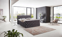 Boxspringbett Chagall – Chesterfield-Steppung, Webstoff Anthrazit – Milieu-Ansicht mit Fußteil | Betten Deluxe