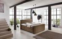 Boxspringbett Whistler – Rahmen-Steppung, Kunstleder Braun – Milieu-Ansicht mit Fußteil | Betten Deluxe