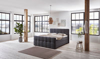 Boxspringbett Renoir – symmetrische Steppung, Samt Graphit – Milieu-Ansicht mit Fußteil | Betten Deluxe