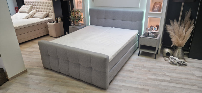 Boxspringbett 180x210 cm – elektrisch verstellbar – hellgrau – mit Nachtkonsolen