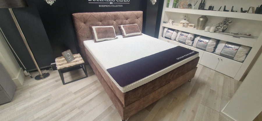 Ausstellungsstück Boxspringbett 180x200 cm Samt Braun mit diamantgesteppten Kopfteil – Betten Deluxe Düsseldorf