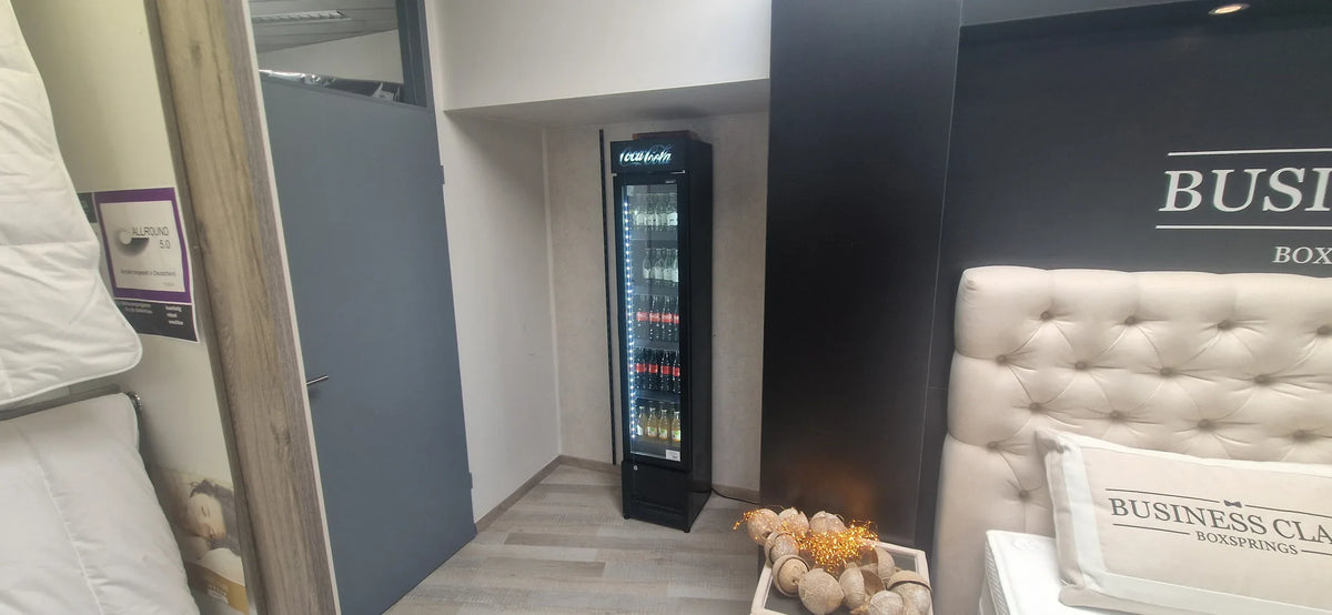 Getränkekühlschrank für Kunden im Showroom von Betten Deluxe Düsseldorf