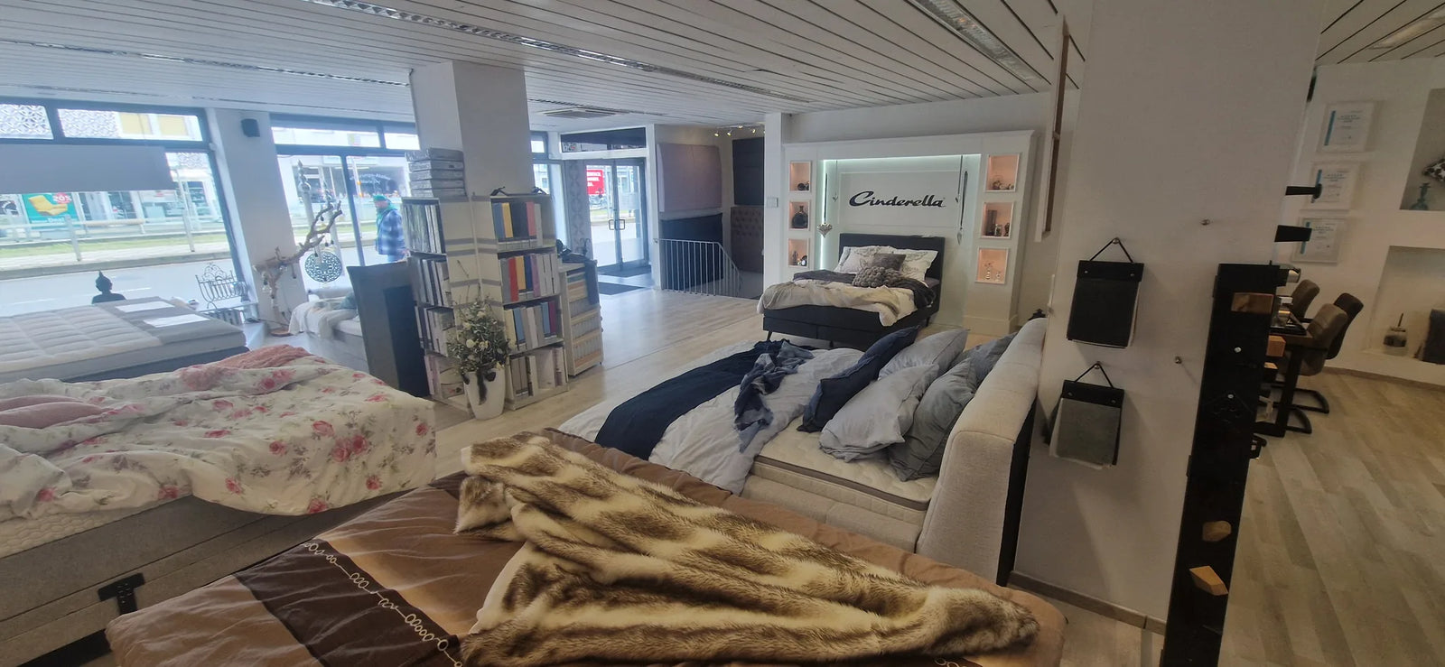 Betten Deluxe Showroom Düsseldorf – Blick vom Podest Richtung Eingang mit Boxspringbetten zum Probeliegen