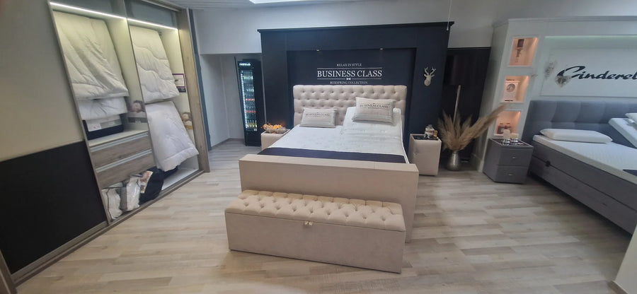 Ausstellungsstück Boxspringbett 180x210 cm Leder Elfenbein elektrisch verstellbar mit TV-Lift und Nachtkonsolen – Betten Deluxe Düsseldorf