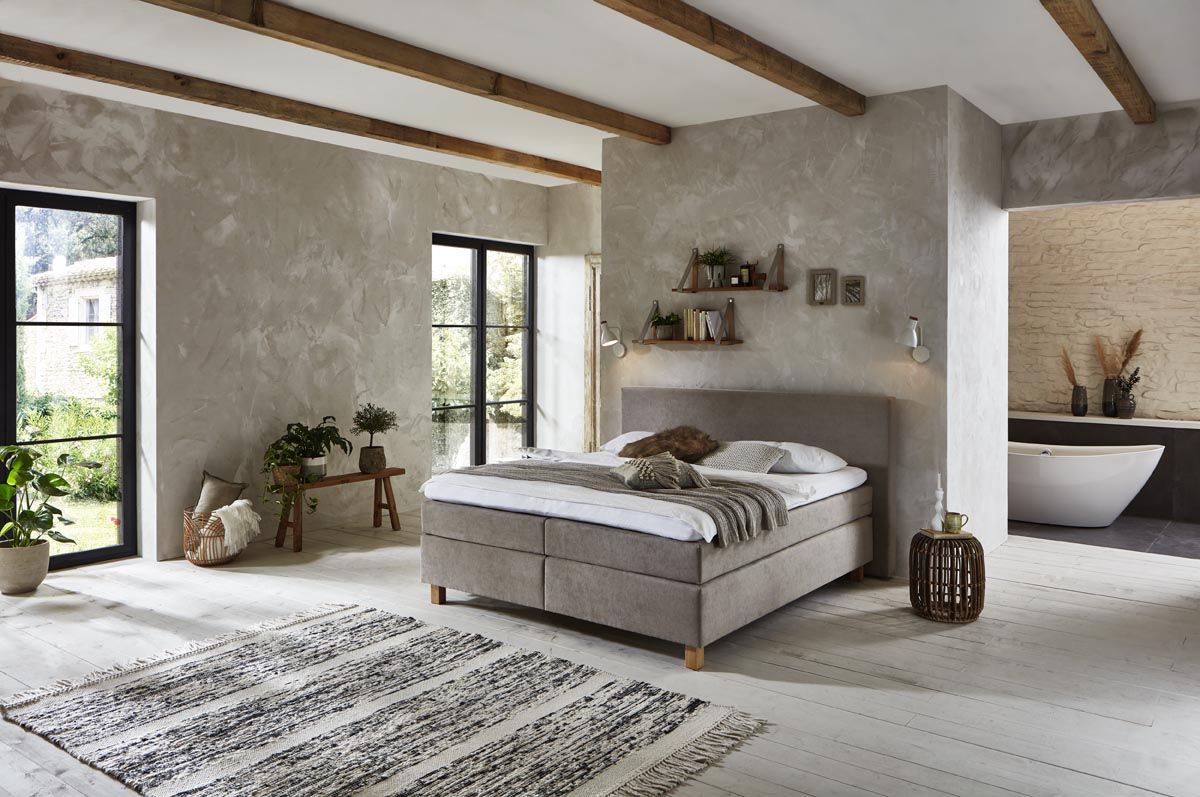 Boxspringbett Davinci – schlichtes Kopfteil ohne Steppung, Webstoff Beige – Milieu-Ansicht ohne Fußteil | Betten Deluxe