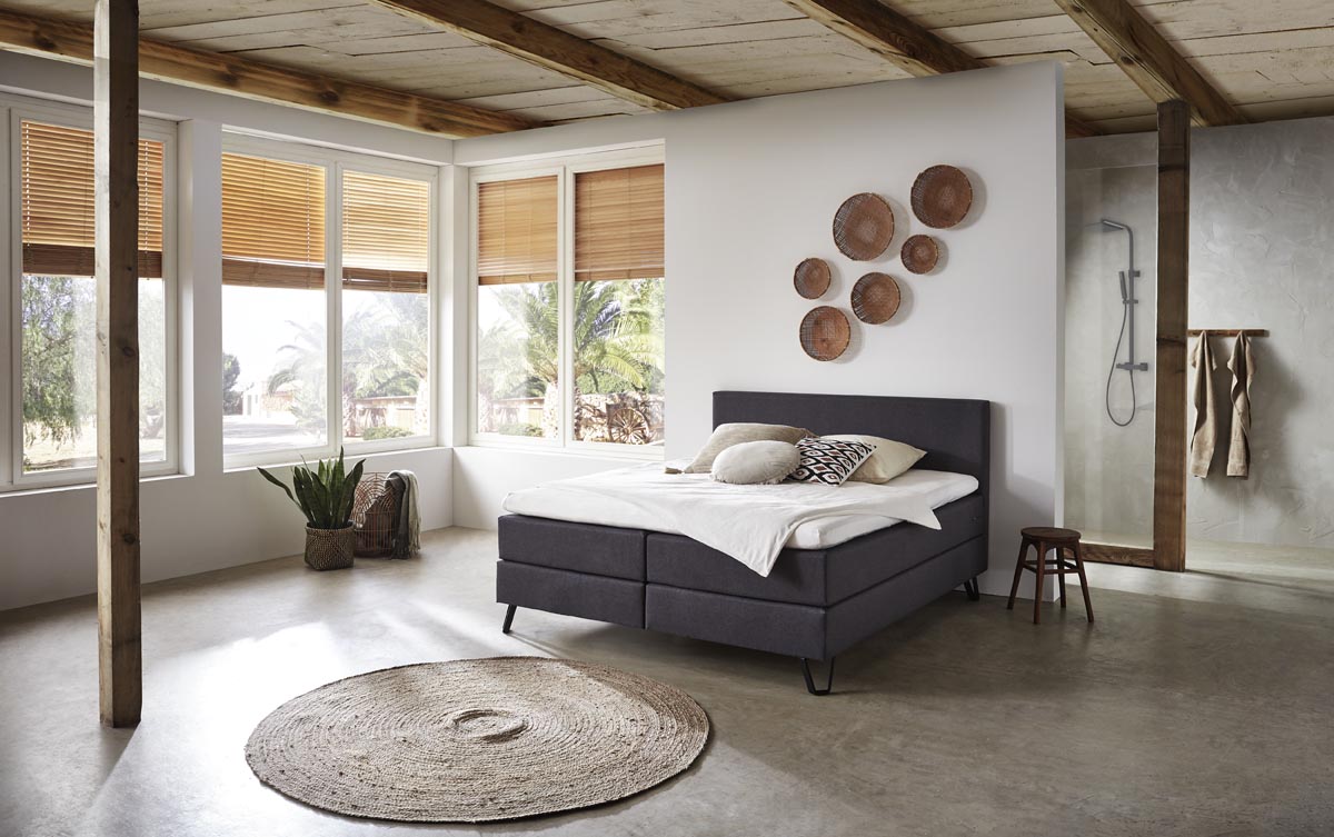 Boxspringbett Bondone – modernes Kopfteil, Webstoff Anthrazit – Milieu-Ansicht ohne Fußteil | Betten Deluxe