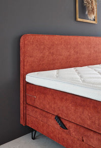 Boxspringbett Fontana – geradliniges Kopfteil, Webstoff Rot – Kopfteil-Nahaufnahme | Betten Deluxe