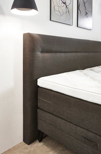 Boxspringbett Mondriaan – horizontale Steppung, Webstoff Dunkelbraun – Kopfteil-Nahaufnahme | Betten Deluxe