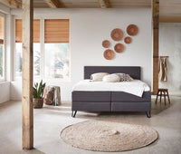Boxspringbett Bondone – modernes Kopfteil, Webstoff Anthrazit – Frontalansicht | Betten Deluxe