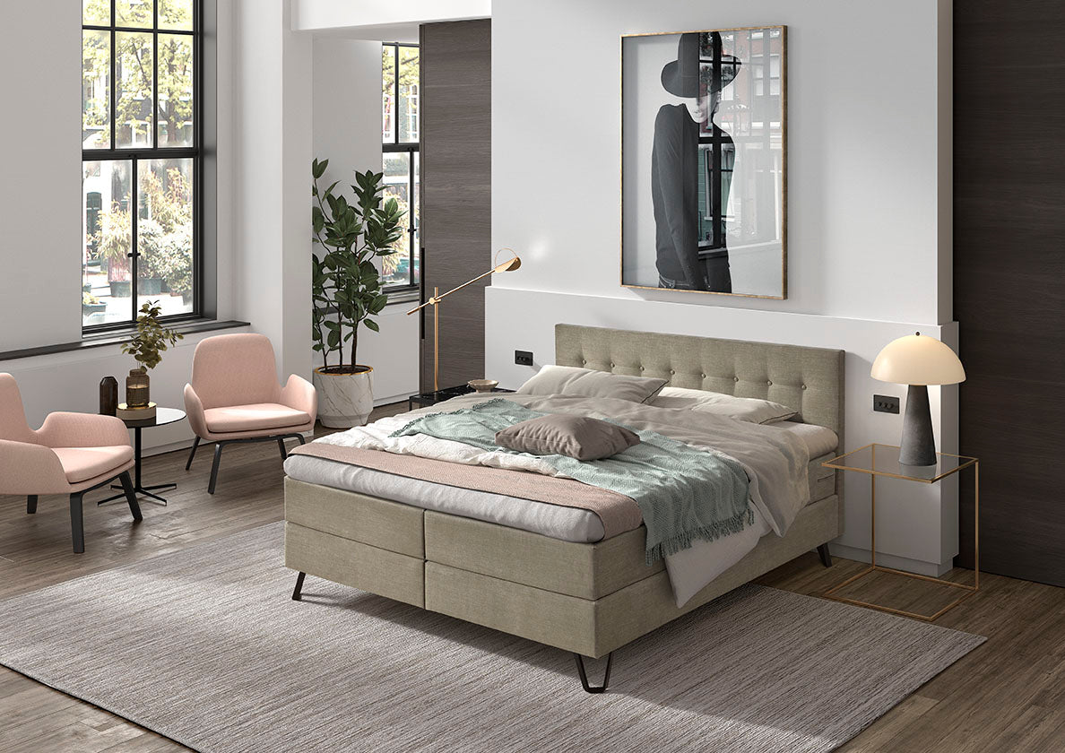Boxspringbett Van Gogh – Knopf-Steppung, Webstoff Beige-Taupe – Milieu-Ansicht ohne Fußteil | Betten Deluxe