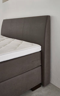 Boxspringbett Rodin – schmal zulaufendes Kopfteil, Kunstleder Dunkelbraun – Kopfteil-Nahaufnahme | Betten Deluxe