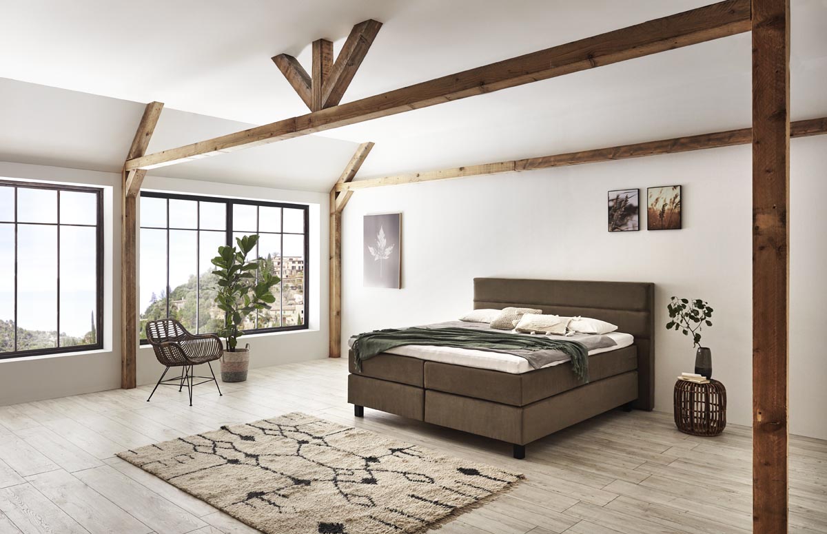 Boxspringbett Picasso – doppelte Steppung, Kunstleder Dunkelbraun – Milieu-Ansicht ohne Fußteil | Betten Deluxe