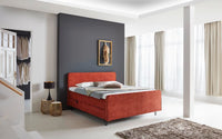 Boxspringbett Fontana – geradliniges Kopfteil, Webstoff Rot – Milieu-Ansicht mit Fußteil | Betten Deluxe