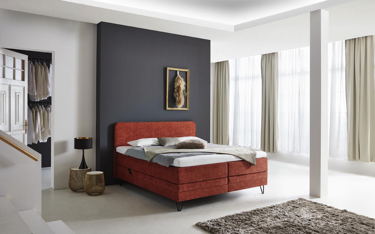 Boxspringbett Fontana – geradliniges Kopfteil, Webstoff Rot – Milieu-Ansicht ohne Fußteil | Betten Deluxe