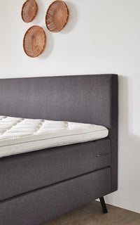 Boxspringbett Bondone – Webstoff Anthrazit – Kopfteil-Nahaufnahme | Betten Deluxe