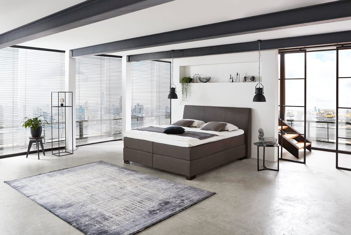 Boxspringbett Rodin – schmal zulaufendes Kopfteil, Kunstleder Dunkelbraun – Milieu-Ansicht ohne Fußteil | Betten Deluxe