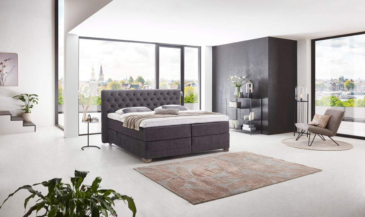 Boxspringbett Chagall – Chesterfield-Steppung, Webstoff Anthrazit – Milieu-Ansicht ohne Fußteil | Betten Deluxe