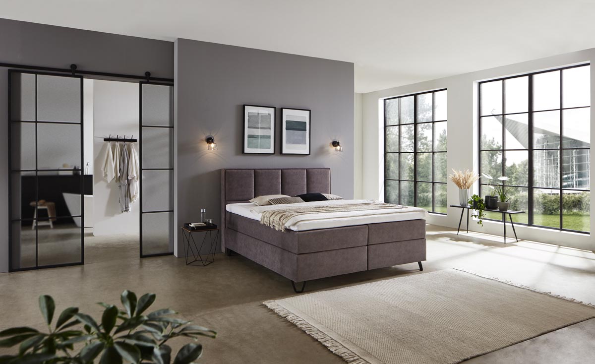 Boxspringbett Dumas – Steppung mit Umrahmung, Samt Taupe – Milieu-Ansicht ohne Fußteil | Betten Deluxe