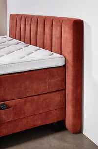Boxspringbett Vermeer – horizontale Steppung, Webstoff Rot – Kopfteil-Nahaufnahme | Betten Deluxe