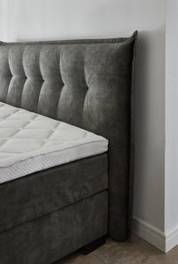 Boxspringbett Rousseau – kissenförmiges Kopfteil, Samt Dunkelgrau – Kopfteil-Nahaufnahme | Betten Deluxe