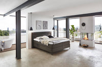 Boxspringbett Mondriaan – horizontale Steppung, Webstoff Dunkelbraun – Milieu-Ansicht ohne Fußteil | Betten Deluxe